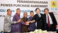 Direktur Utama PLN, Sofyan Basir (dua dari kiri), Direktur Utama Pertamina, Dwi Soetjipto (tiga dari kiri), Direktur Pengadaan PLN, Supangkat Iwan Santoso (paling kiri), Direktur Utama PT Jawa Satu Power, Ginanjar (tiga dari kanan, Manager Overseas Power Project Dept Marubeni Corporation Akira Suda (dua dari kanan), dan Assistant General Manager Sojitz Corporation Ikuya Nakamura (paling kanan), berjabat tangan bersama usai menandatangani Power Purchase Agreement (PPA) Pembangkit Listrik Tenaga Gas Uap (PLTGU) Jawa-1 berkapasitas total 1760 MW di Hotel Fairmont Senayan Jakarta, Selasa (31/1). Agus Trimukti/Humas PLN.