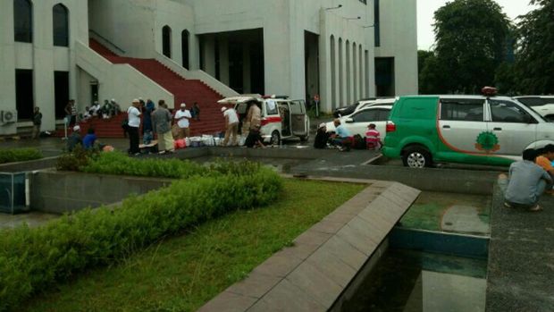 Massa Pendukung Habib Rizieq dkk Mulai Datang ke Masjid Al Azhar