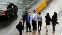 Sejumlah warga berjalan kaki menuju halte TranJ terdekat.