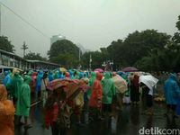 Massa FPI Bertahan di Tengah Hujan Deras di Mapolda Metro