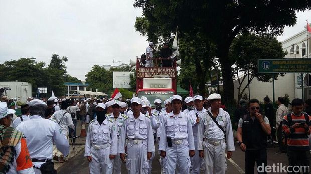 Laskar Pembela Islam di depan mobil komando. 