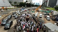 Beberapa personel TNI juga mengawal longmarch massa FPI.