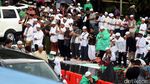 Bersajadah Jas Hujan, Massa Pro Rizieq Salat di Depan Mapolda