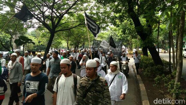  Habib Rizieq Diperiksa, Massa Mulai Bergerak ke Polda Metro
