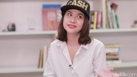 Bahkan ia juga memboyong The Square Division, tim asal Los Angeles untuk membantunya pada artistik panggung.