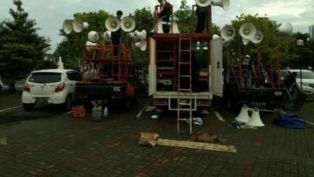 Massa Pendukung Habib Rizieq dkk Mulai Datang ke Masjid Al Azhar