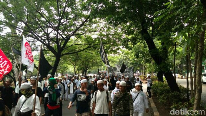 Habib Rizieq Diperiksa, Massa Mulai Bergerak ke Polda Metro