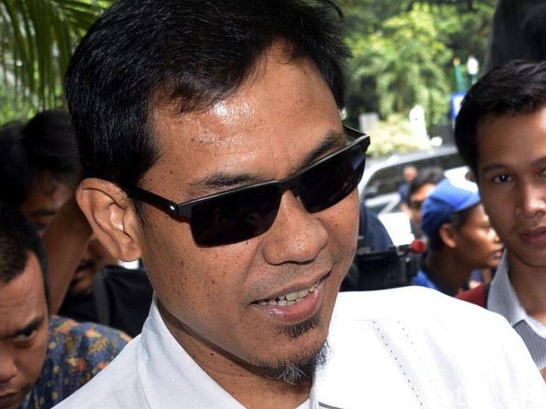 Beda Polisi dan Munarman soal Rekaman CCTV Masjid Beda Polisi dan Munarman soal Rekaman CCTV Masjid