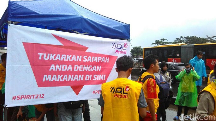 Melihat Aksi AQL Peduli di Demo FPI, Sampah Ditukar dengan Makanan