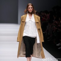 Koleksi terbaru yang ditampilkan desainer Vinora mengusung tema Clean Chic Dewi Fashion Knight, di Jakarta Fashion Week 2017. Senayan City. Jakarta. [Foto: Mohammad Abduh/Wolipop]