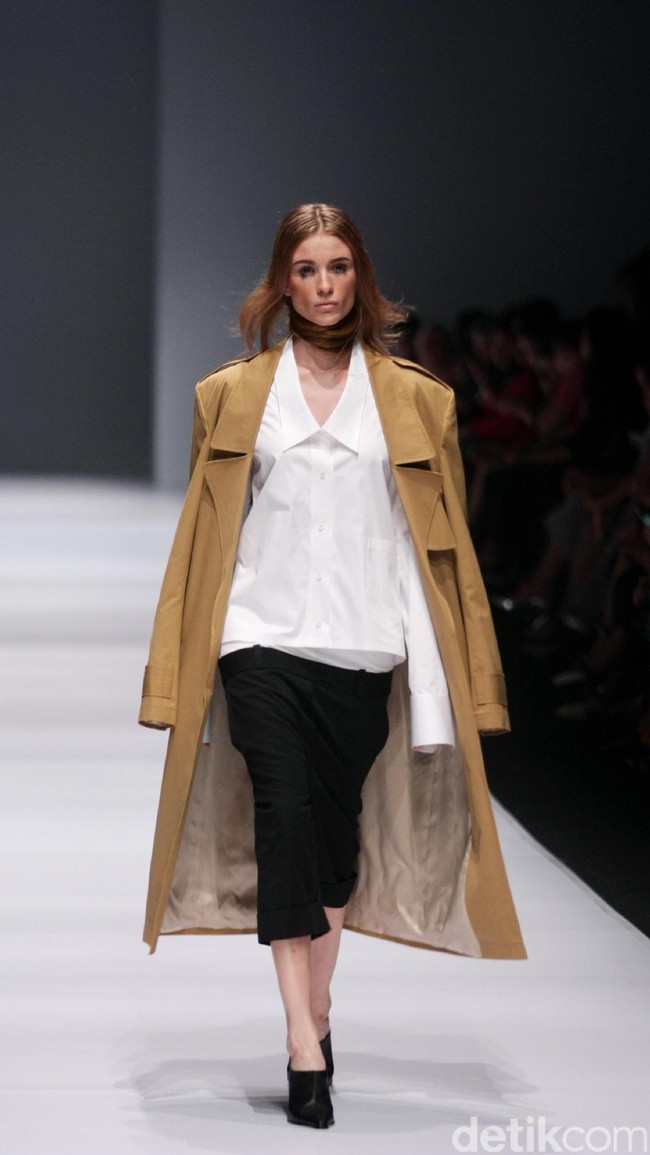 Koleksi terbaru yang ditampilkan desainer Vinora mengusung tema Clean Chic Dewi Fashion Knight, di Jakarta Fashion Week 2017. Senayan City. Jakarta. [Foto: Mohammad Abduh/Wolipop]