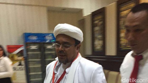 Habib Rizieq diperiksa dengan didampingi pengacara