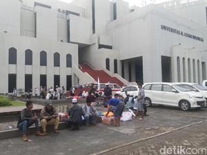 Jelang Pemeriksaan Rizieq, Begini Suasana Massa di Masjid Al-Azhar