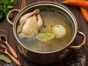 Ini Tips Bikin Kaldu Ayam dan Kaldu Ikan yang Enak dari Chef Steby