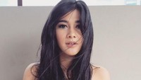 Artis kelahiran 23 Mei 1988 itu tampil cantik dengan senyum merekah dan rambut panjang yang dibiarkan tergerai. Dok. Instagram/naymirdad