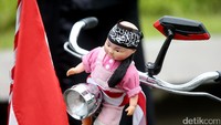 Pendukung Habib Rizieq menghiasi sepedanya dengan boneka. Bendera merah putih juga dipasang di sepeda tersebut.