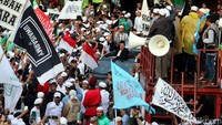Habib Rizieq Syihab diperiksa polisi terkait kasus dugaan makar dengan tersangka Rachmawati Soekarnoputri dkk. Selain Rizieq, polisi juga memeriksa eks jubir FPI Munarman dan Bachtiar Nasir di ruangan terpisah.
