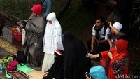 Beberapa jemaah menggunakan kardus sebagai alas salat.