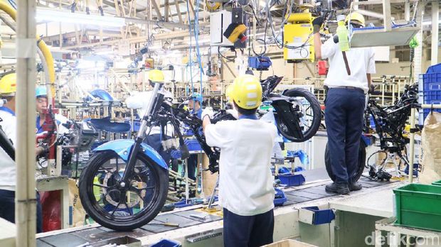 Pekerja merakit motor Suzuki