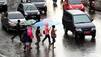 Akibatnya warga terpaksa menyeberang di jalan raya.