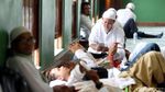 Suasana Salat Dhuha Massa Pro Rizieq di Masjid Al-Azhar