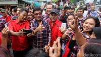 Warga yang hadir ikut meminta berfoto bersama Djarot.