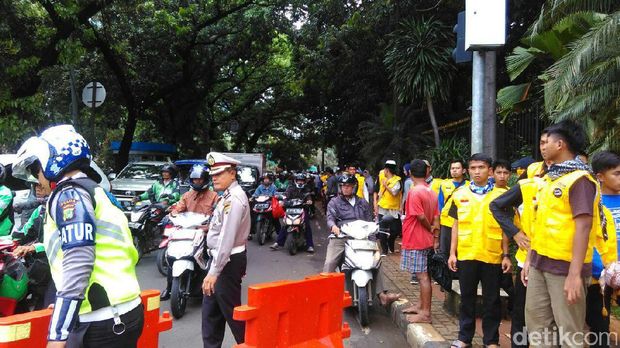 Massa Pro Habib Rizieq Berdatangan, Akses Depan Mapolda Ditutup