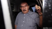 Antasari memasuki mobilnya untuk meninggalkan Polda Metro Jaya.