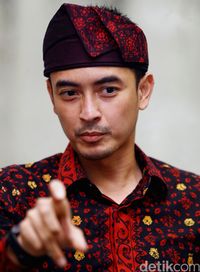 Foto Tampannya Zumi  Zola  Pakai Batik  Jambi