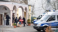 Sejumlah personel polisi di Jerman melakukan penggerebekan anti-teror di masjid Bilal di distrik Griesheim, Frankfurt, Jerman, Rabu (1/2/2017) waktu setempat. Thomas Lohnes/Getty Images.
