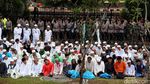 Bersajadah Jas Hujan, Massa Pro Rizieq Salat di Depan Mapolda
