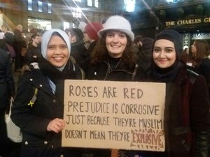 Hijabers Cantik Asal Indonesia Ikut Demo Anti Trump di Inggris
