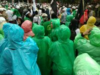 Massa FPI Bertahan di Tengah Hujan Deras di Mapolda Metro