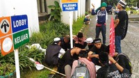 Sebagian massa FPI sarapan di area masjid.