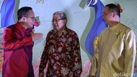 Dirut Bank Mandiri Kartika Wirjoatmodjo, CEO Djarum Group Budi Hartono dan Direktur Corporate Banking Bank Mandiri Royke Tumilaar tengah bercengkerama saat perayaan Tahun Baru Imlek 2568 di Jakarta, Rabu (1/2/2017).