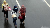 Halte TransJakarta Polda Metro Jaya ditutup selama berlangsung aksi pro Habib Rizieq Syihab. Warga pun kesulitan mendapatkan angkutan umum saat hendak pulang, akibat tidak bisa menaiki Trans Jakarta, di Halte TransJ Polda.
