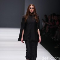 Koleksi terbaru yang ditampilkan desainer Vinora mengusung tema Clean Chic Dewi Fashion Knight, di Jakarta Fashion Week 2017. Senayan City. Jakarta. [Foto: Mohammad Abduh/Wolipop]
