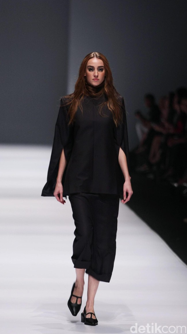 Koleksi terbaru yang ditampilkan desainer Vinora mengusung tema Clean Chic Dewi Fashion Knight, di Jakarta Fashion Week 2017. Senayan City. Jakarta. [Foto: Mohammad Abduh/Wolipop]