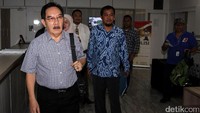 Antasari ke Polda Metro Jaya dengan didampingi pengacaranya, Boyamin Saiman.