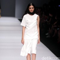 Koleksi terbaru yang ditampilkan desainer Vinora mengusung tema Clean Chic Dewi Fashion Knight, di Jakarta Fashion Week 2017. Senayan City. Jakarta. [Foto: Mohammad Abduh/Wolipop]