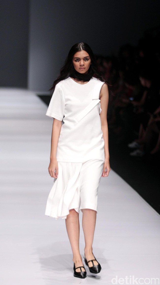 Koleksi terbaru yang ditampilkan desainer Vinora mengusung tema Clean Chic Dewi Fashion Knight, di Jakarta Fashion Week 2017. Senayan City. Jakarta. [Foto: Mohammad Abduh/Wolipop]