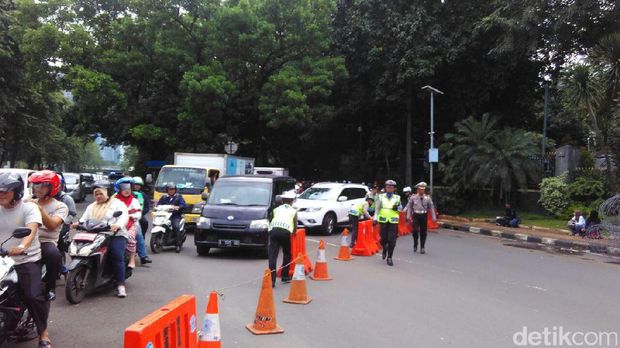 Massa Pro Habib Rizieq Berdatangan, Akses Depan Mapolda Ditutup