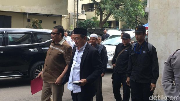 Bachtiar Nasir mendatangi Polda Metro Jaya didampingi pengacaranya