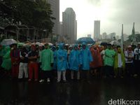 Massa FPI Bertahan di Tengah Hujan Deras di Mapolda Metro