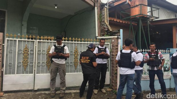 Polisi Buka Paksa Rumah Firza Husein, Tukang Kunci Dipanggil