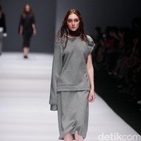 Koleksi terbaru yang ditampilkan desainer Vinora mengusung tema Clean Chic Dewi Fashion Knight, di Jakarta Fashion Week 2017. Senayan City. Jakarta. [Foto: Mohammad Abduh/Wolipop]