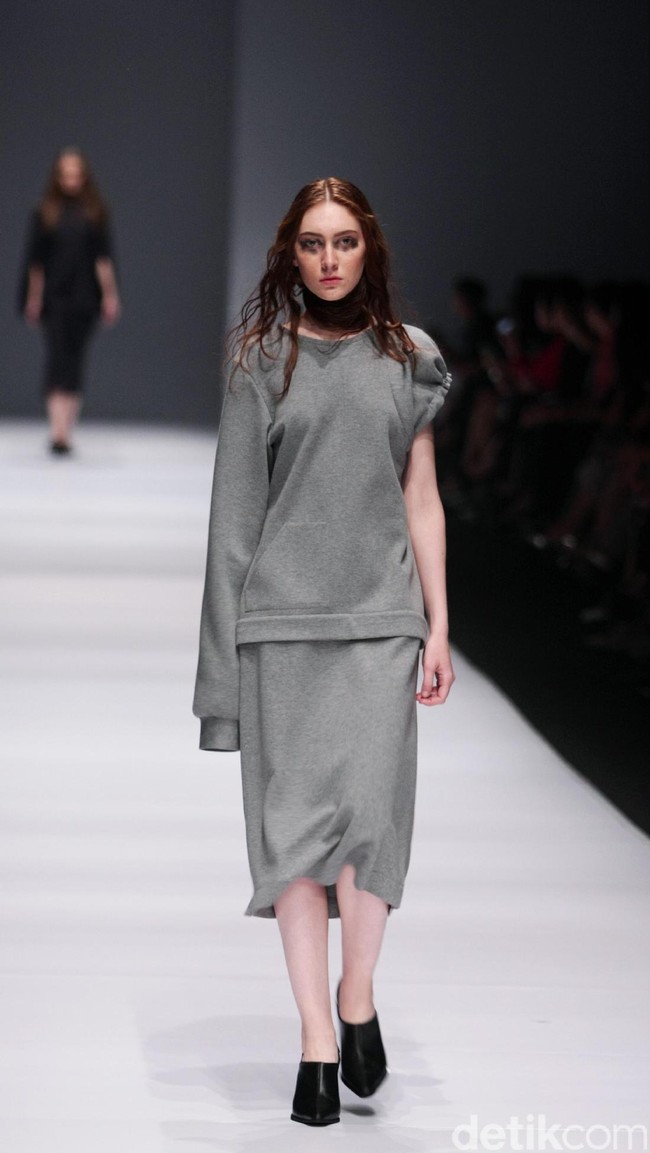Koleksi terbaru yang ditampilkan desainer Vinora mengusung tema Clean Chic Dewi Fashion Knight, di Jakarta Fashion Week 2017. Senayan City. Jakarta. [Foto: Mohammad Abduh/Wolipop]