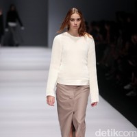 Koleksi terbaru yang ditampilkan desainer Vinora mengusung tema Clean Chic Dewi Fashion Knight, di Jakarta Fashion Week 2017. Senayan City. Jakarta. [Foto: Mohammad Abduh/Wolipop]
