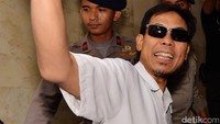 Munarman melambaikan tangan sebelum memasuki ruang pemeriksaan. Jubir GNPF MUI sekaligus FPI itu juga akan diperiksa sebagai saksi kasus dugaan makar dengan tersangka Sri Bintang Pamungkas dkk.