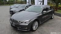 Produsen mobil mewah BMW resmi memperkenalkan dan menjual All New 740Li dan All New 730Li rakitan Indonesia. Kerennya, All-new BMW 740Li rakitan Indonesia hadir dengan fitur dan teknologi inovatif, khususnya fitur berkendara semi-otomatis lewat Remote Control Parking. Jadi untuk parkir cukup menggunakan remote yang sekaligus menjadi kunci mobil. Foto: Rangga Rahadiansyah